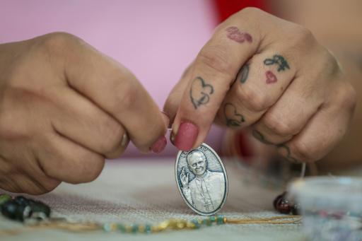 Unas presas hacen peluches del papa León XIV antes de su visita a Perú
