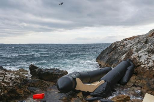Un helicóptero de rescate sobrevuela la costa de Thermi, en la isla griega de Lesbos, cerca de una lancha neumática que se cree fue utilizada por unos migrantes, el 7 de febrero de 2023