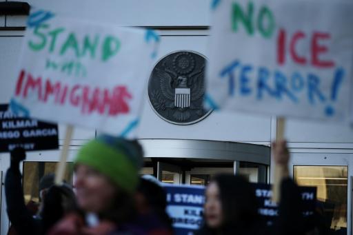 Cómo EEUU echa mano de amenazas y dólares para expulsar a migrantes a África