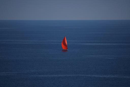 Un barco navega en el mar Mediterráneo, en Roquebrune-Cap-Martin, en el sureste de Francia, el 9 de abril de 2026