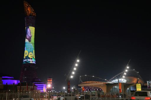 La Torre Aspire, no lejos del estadio Khalifa, fue uno de los edificios de Doha iluminados con una imagen de Pelé con el 10 en la espalda junto a un mensaje de pronta recuperación para el legendario astro del fútbol brasileño