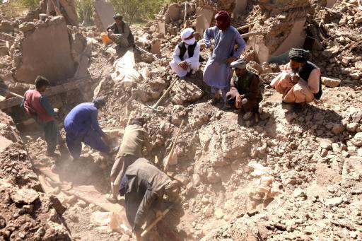 Sigue la búsqueda de personas atrapadas tras el sismo que golpeó Afganistán