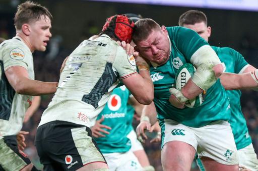 El irlandés Tadhg Furlong (derecha) conduce el balón durante la victoria ante Gales en el Seis Naciones. En Dublín (Irlanda), el 6 de marzo de 2026 Ireland's prop Tadhg Furlong (R) is tackled by Wales' flanker James Botham (2L) during the Six Nations international rugby union match between Ireland and Wales at the Aviva Stadium in Dublin, on March 6, 2026.