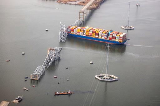 En una foto de vista aérea, se aprecia al carguero Dali después de chocar contra el puente Francis Scott Key sobre el río Patapsco, el 26 de marzo de 2024 en Baltimore, Maryland.