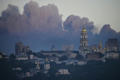 Al menos un muerto por intensos bombardeos rusos en Kiev