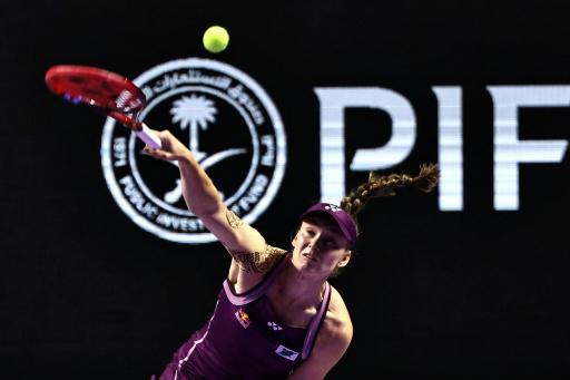 La tenista kazaja Elena Rybakina sirve ante la rusa Ekaterina Alexandrova en un partido del Masters WTA, en Riad, el 5 de noviembre de 2025