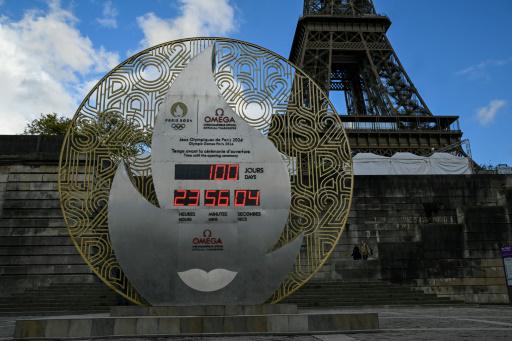 Reloj que marca la cuenta atrás para la apertura de los Juegos Olímpicos de París, junto a la Torre Eiffel, el 16 de abril de 2024