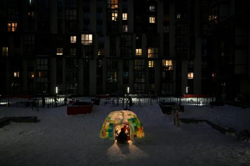 Unos niños juegan el 18 de enero de 2026 en un iglú construido en el patio de un edificio residencial en la ciudad ucraniana de Leópolis