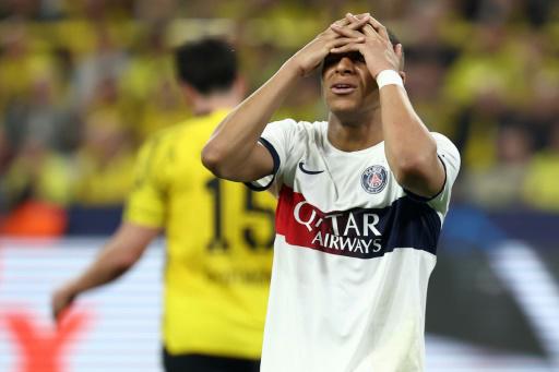 La estrella del París SG Kylian Mbappé se lamenta durante el duelo que ganó 1-0 el Borussia Dortmund, este miércoles 1 de mayo en Dortmund, en la ida de semifinales de la Champions