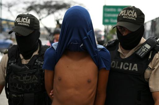 Agentes de la policía nacional de Ecuador se llevan detenido a un presunto miembro de una banda criminal el 15 de enero de 2024 en la ciudad de Guayaquil