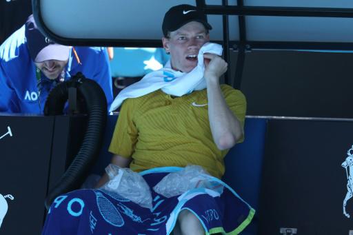 El italiano Jannik Sinner se refresca con bolsas de hielo en su partido ante es estadounidense Eliot Spizzirri en el Abierto de Australia, en Melbourne, el 24 de enero de 2026