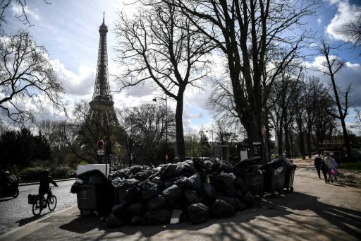 París acumula 10.000 toneladas de basura en sus calles por protesta