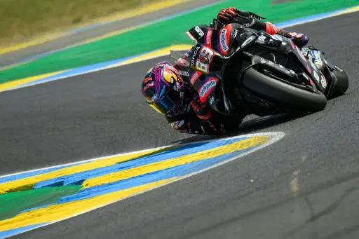 El piloto español de Aprilia, Jorge Martín, lidera la carrera esprint del Gran Premio de Francia de MotoGP, en el circuito de Le Mans (oeste), el 9 de mayo de 2026