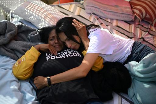 Familiares de presos políticos se consuelan entre sí durante una huelga de hambre frente a la cárcel de la Zona 7 de la Policía Nacional Bolivariana (PNB) en Caracas, el 16 de febrero de 2026