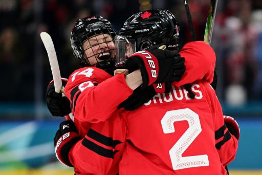 Las jugadoras de Canadá festejan su segundo gol a Suiza, marcado por Marie-Philip Poulin, en semifinales del torneo femenino de hockey sobre hielo. En Milán (norte de Italia), el 16 de febrero de 2026