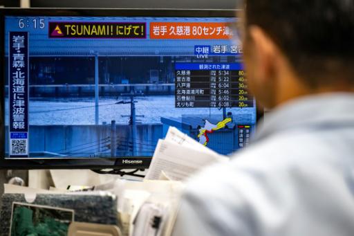 La cadena de televisión NHK muestra una alerta de tsunami activada por un terremoto, en una imagen tomada el 20 de abril de 2026 en Tokio