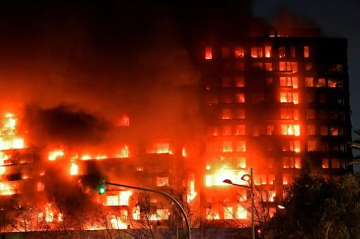 Bomberos españoles intentan controlar un enorme incendio en un edificio residencial de Valencia, en el este de España, el 22 de febrero de 2024