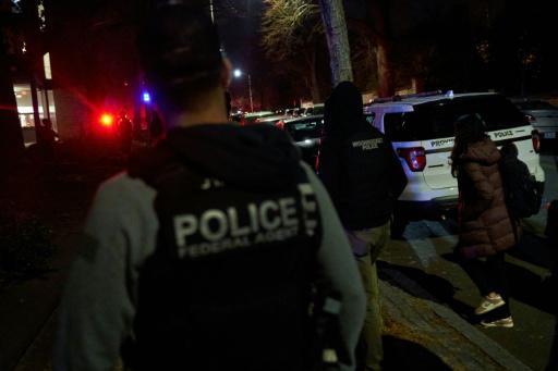 Autoridades retoman búsqueda de tirador que mató a dos personas en universidad de EEUU