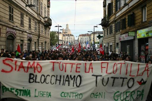 Unos manifestantes denuncian la interceptación de la Flotilla Global Sumud por parte del ejército de Israel, el 30 de abril de 2026 en la ciudad italiana de Turín