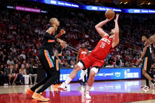 El francés Victor Wembanyama, de los San Antonio Spurs, defiende un tiro del turco Alperen Sengun, de los Houston Rockets, el 20 de enero de 2026