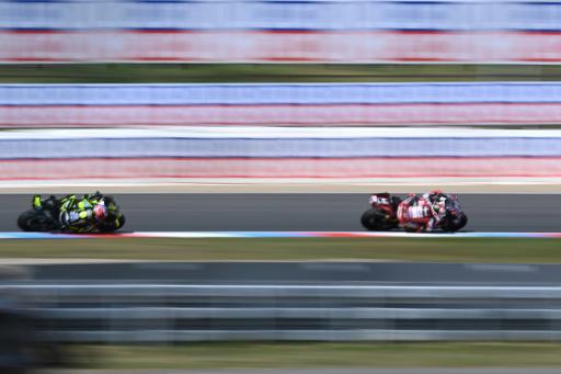 El piloto italiano Francesco Bagnaia (derecha) conduce por delante del japonés Ai Ogura (izquierda) en la carrera esprint del Gran Premio de República Checa de MotoGP, en el circuito de Brno, el 20 de junio de 2026