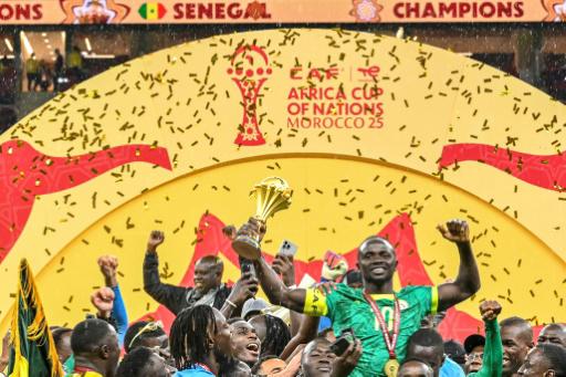 Sadio Mané sostiene el trofeo conquistado con Senegal ante Marruecos en la Copa de África. En Rabat (Marruecos), el 18 de enero de 2026