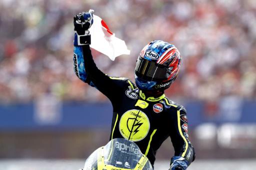 El piloto japonés de MotoGP Ai Ogura reacciona mostrando la bandera de su país tras su victoria en el Gran Premio de MotoGP de Países Bajos, el 28 de junio de 2026 en el circuito de Assen