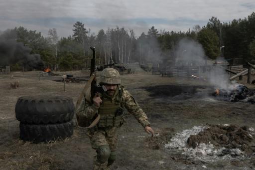 Reclutas ucranianos se preparan en un campo de entrenamiento antes de ser desplegados al frente
