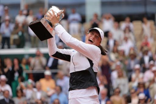 La tenista polaca Iga Swiatek celebra con su trofeo de Roland Garros, tras derrotar a la checa Karolina Muchova en la final del torneo Abierto de Francia, el 10 de junio de 2023, en París.