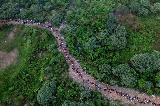 Vista aérea de uno migrantes caminando por la selva del Darién, en Panamá, el 22 de septiembre de 2023