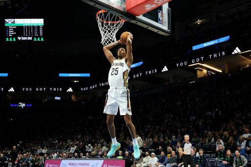 Trey Murphy, de los New Orleans Pelicans, hunde la pelota en la victoria contra los Minnesota Timberwolves el 6 de febrero de 2026 en Mineápolis