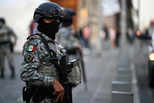 Un miembro de la Guardia Nacional mexicana vigila en el lugar del ataque, en la Plaza de Santo Domingo de Ciudad de México, el 27 de julio de 2026