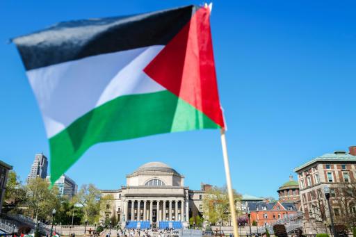 Una bandera palestina se ve alrededor del campamento de protesta en el campus de la Universidad de Columbia en Nueva York el 23 de abril de 2024