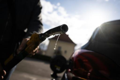 SEBASTIEN BOZON | Gotas de gasolina caen de un surtidor en una gasolinera de Mulhouse, en el este de Francia, el 1 de abril de 2026