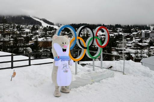 Tina, la mascota de los Juegos de Invierno de Milán-Cortina, posa junto a los anillos olímpicos en Cortina d'Ampezzo (norte de Italia) el 5 de febrero de 2026