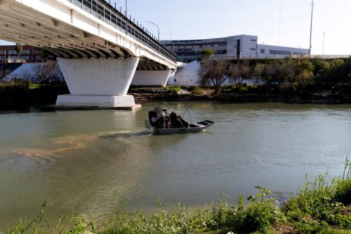 Hallan a 23 migrantes ocultos en la cabina de un camión en Texas