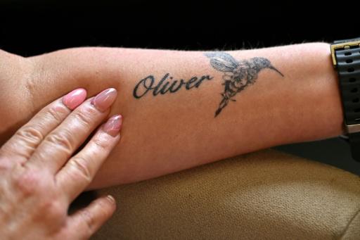 Mia Bannister muestra el 7 de noviembre de 2025 en Sídney un tatuaje dedicado a su hijo Ollie Hughes, que padecía acoso en línea y anorexia y se suicidó a los 14 años