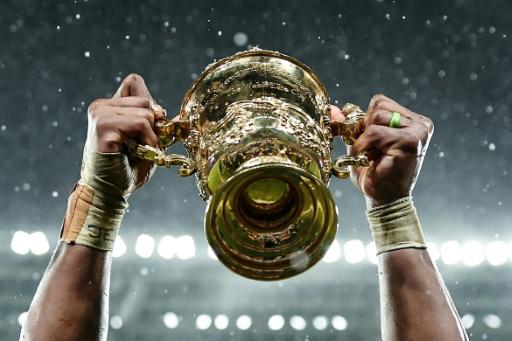 El capitán de Sudáfrica, Siya Kolisi, levanta la Webb Ellis Cup, el trofeo del Mundial de rugby, tras la final ganada ante Nueva Zelanda. En el Estadio de Francia de Saint-Denis (norte de París), el 28 de octubre de 2023