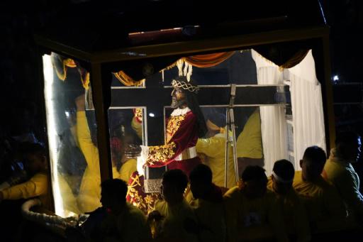 Multitudes se aglomeran por la procesión del Nazareno Negro en Filipinas