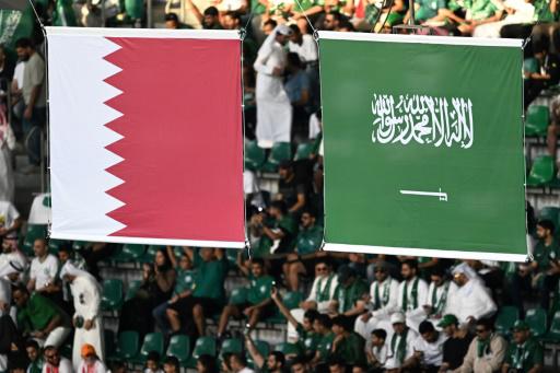 Las banderas de Catar (I) y de Arabia Saudita, en las gradas del estadio Education City de Al-Rayyan, oeste de Doha, antes de un partido del Mundial-2022