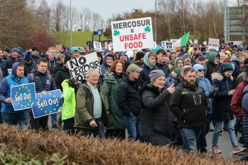 Miles de agricultores irlandeses protestan contra el acuerdo comercial Unión Europea-Mercosur, en Athlone, el 10 de enero de 2026