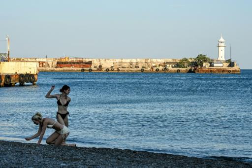 Entre drones, apagones y baños en el mar, el ilusorio verano en Crimea anexionada