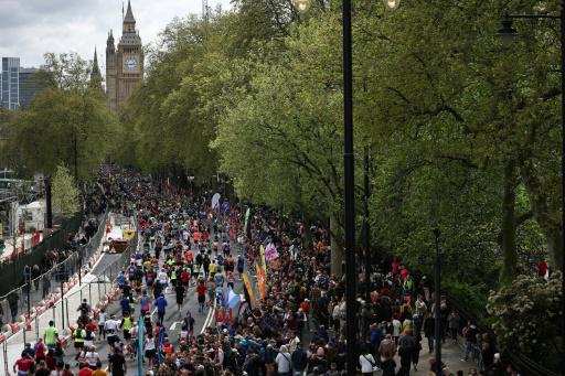 Corredores populares participan en el maratón de Londres, con el emblemático Big Ben al fondo, el 21 de abril de 2024