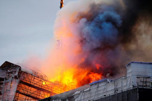 El edificio de la Bolsa de Copenhague, envuelto en las llamas el 16 de abril de 2024