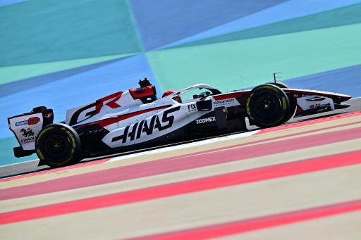 El piloto francés de Haas, Esteban Ocon, al volante de su monoplaza en los ensayos de pretemporada en el circuito de Sakhir, en Baréin, el 11 de febrero de 2026