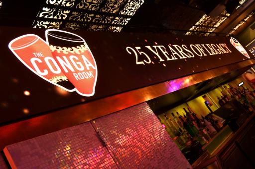 El Conga Room de Los Ángeles, California, fue fundado en 1998 por inversionistas como Jennifer López, Jimmy Smits, Paul Rodríguez y Brad Gluckstein