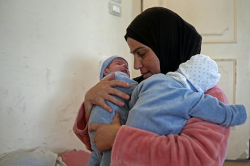 Ghada Fadel, una desplazada libanesa, con sus hijos gemelos Mohammed y Mehdi, en un refugio de Sidón, en el sur de Líbano, el 13 de abril de 2026