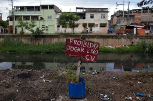 Un cartel de Prohibido tirar basura, firmado por el grupo criminal Comando Vermelho, fotografiado en una favela de Río de Janeiro el 7 de febrero de 2018