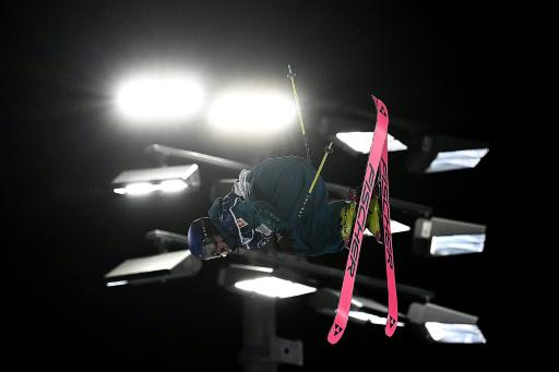 La esquiadora suiza Mathilde Gremaud compite en una ronda clasificatoria big air de los Juegos Olímpicos de Invierno de Milán-Cortina el 14 de febrero de 2026 en Livigno, Italia