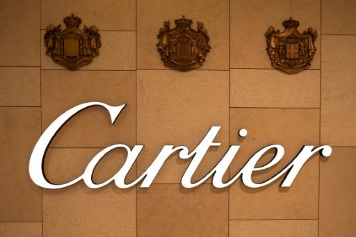 Cartier se negó a reconocer la compra de pendientes a USD 28 y ofreció al cliente, además del reembolso, una botella de champán y una funda para pasaporte como compensación, según un oficio de la empresa difundido por el demandante
